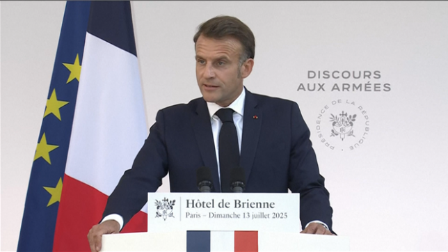 Malgré des finances publiques au plus mal, Emmanuel Macron a annoncé dimanche une accélération de la hausse des dépenses de Défense de la France dans les deux prochaines années face à « un monde plus brutal » et l’aggravation des menaces, émanant notamment de la Russie.