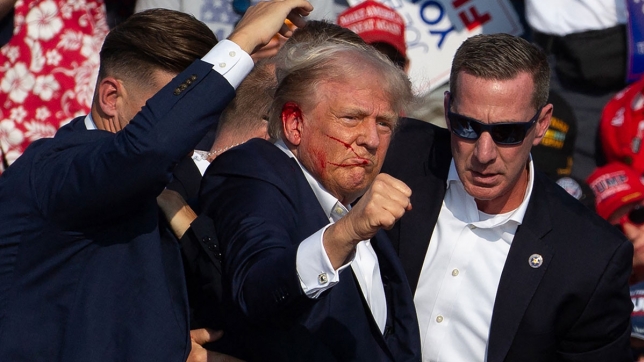 Donald Trump, quelques secondes après la tentative d’assassinat à son encontre, à Butler