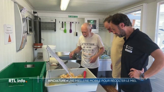 En province de Liège, une miellerie mobile apporte son aide auprès des petits producteurs de miel qui n'ont pas toujours le matériel adéquat pour récolter le miel de leurs abeilles. Découverte.