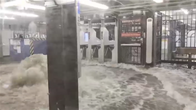 Une station de métro de New-York inondée.