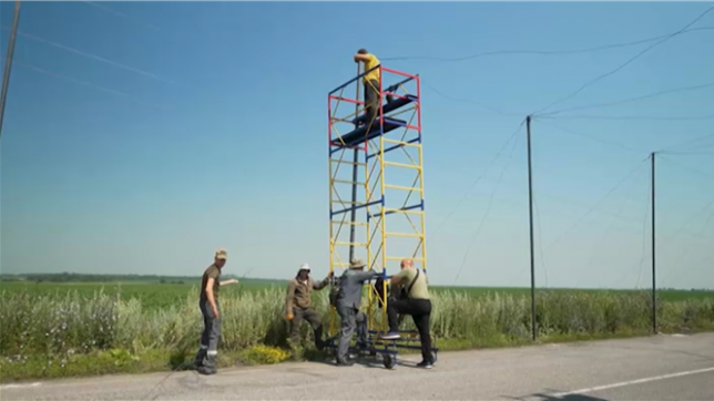 Des soldats ukrainiens installent un réseau de filets anti-drones sur de larges portions de route dans la région de Donetsk, à l'est de l'Ukraine, afin de prévenir les attaques de drones FPV (véhicule aérien sans pilote) contre des véhicules militaires et civils.