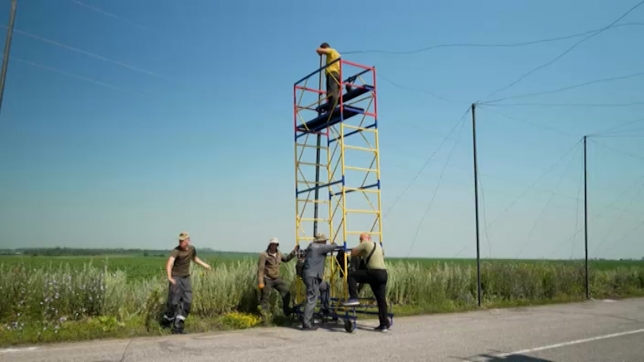 Unknown - Des soldats ukrainiens recouvrent des routes de filets anti-drones dans la région Donestk.jpg