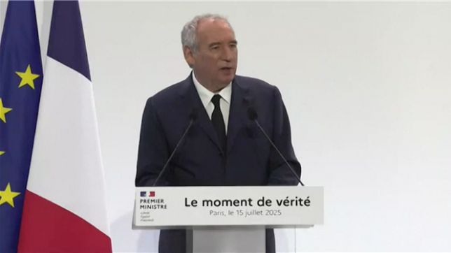 François Bayrou a dévoilé mardi une cure budgétaire draconienne de 43,8 milliards d'euros pour 2026, avec un gel des prestations sociales et des retraites et la suppression de deux jours fériés, immédiatement décriée par les oppositions qui le menacent de censure.