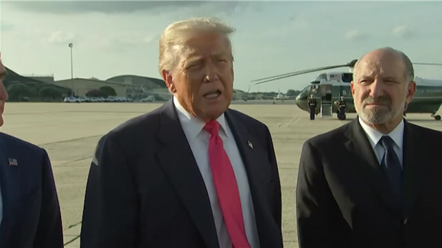 Le président américain Donald Trump regrette le regain d'intérêt du public pour l'affaire Jeffrey Epstein, qu'il qualifie d'affaire ennuyeuse alimentée par des fake news, mais affirme que tout dossier crédible devrait être rendu public. Sortant de l'Air Force One, le président américain a par ailleurs critiqué les dépenses excessives de la Réserve fédérale.