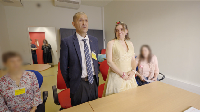 Condamnée à douze ans de prison, Sandrine a célébré son mariage au cœur de sa détention. Un moment hors du temps, sans famille, ni fête, mais chargé d’émotion et d’espoir.