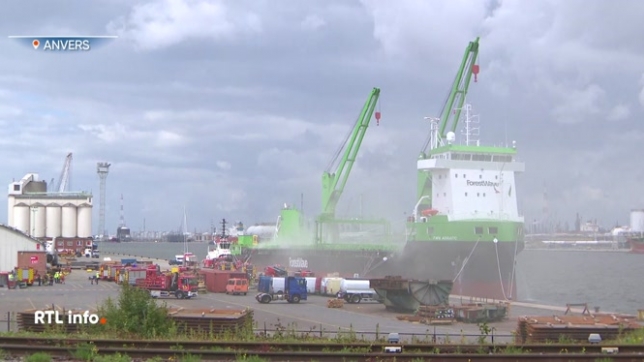 Un incendie s'est déclaré à bord d'un navire dans le port d'Anvers mercredi, provoquant un important dégagement de fumée. Les personnes habitant à Merksem ont été averties via BE-Alert et priées de garder portes et fenêtres closes. Le trafic fluvial n'est pas perturbé.