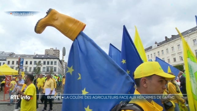 Plusieurs centaines d’agriculteurs sont venus à Bruxelles, sans leur tracteur. Ils ont  déposé symboliquement des bottes au pied de la Commission. Cette action symbolique du monde agricole a pour objectif de rappeler l’importance d’avoir un budget fort pour l’agriculture européenne.
