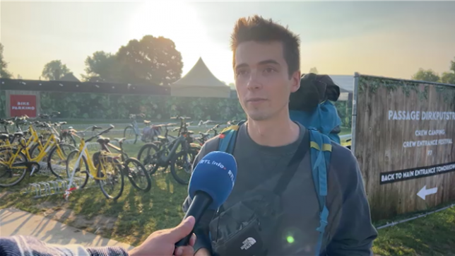 Tout continue normalement: un membre du personnel de Tomorrowland explique les directives reçues.