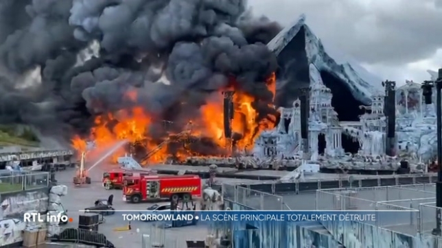 L'incendie s'est déclaré vers 18 heures hier soir et on pouvait apperçevoir une immense colonne de fumée, visible à des kilomètres avec des flammes qui ont ravagé la scène principale.