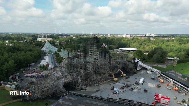 La mainstage du festival Tomorrowland est parti en fumée hier soir après un violent incendie. Les pompiers ont tenté de maîtriser les flammes toute la nuit mais il ne reste rien du décor installé depuis 2 mois.