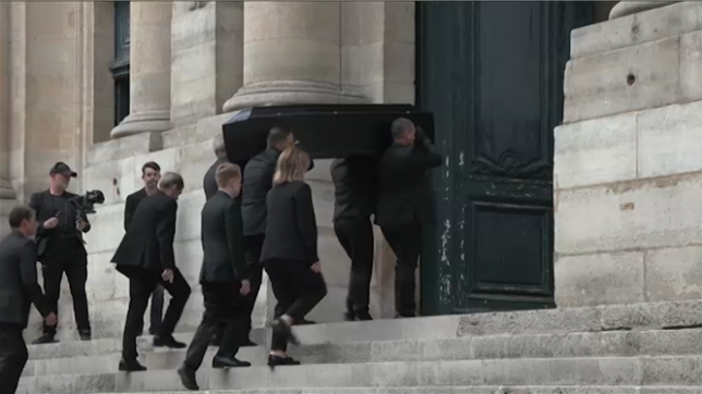 Les obsèques de Thierry Ardisson, en forme de dernier bonsoir, ont débuté jeudi à Paris, en présence d'un millier de personnes souvent vêtues de noir selon le dress code de la star du petit écran.