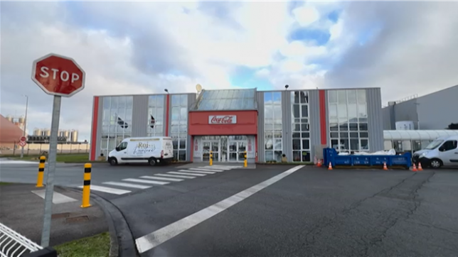 Coca-Cola a accepté de modifier sa production aux Etats-Unis pour passer au bon vieux sucre de canne, délaissant le sirop de maïs, a annoncé mercredi le président américain Donald Trump, lui-même grand consommateur de la plus célèbre des boissons gazeuses.