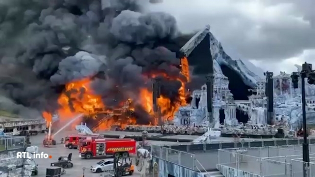 L’incendie s’est déclenché hier soir vers 18h sur la scène principale et les pompiers ont travaillé toute la nuit pour venir à bout du sinistre. Une conférence de presse a eu lieu en fin d’après-midi pour annoncer le maintien du festival.