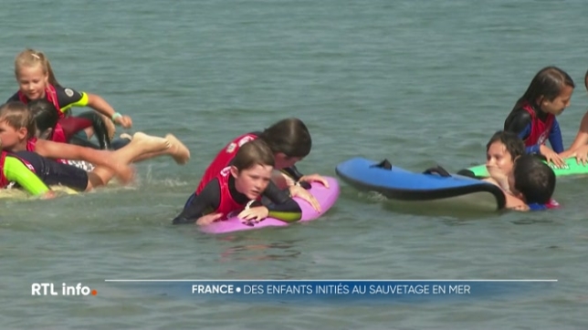 En France, le long de la côte Atlantique, des enfants sont initiés au sauvetage en mer, notamment à Biarritz. C'est une façon de leur enseigner les gestes qui sauvent, surtout pour les nouveaux arrivants qui ne maitrise pas l'océan et ses puissants courants.