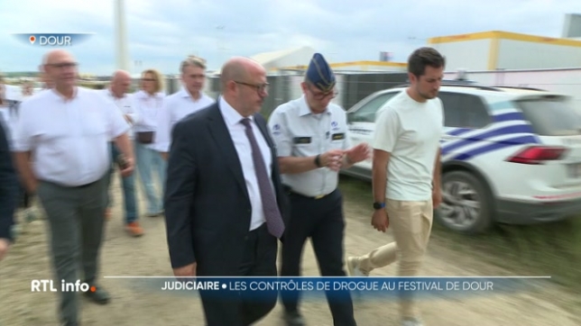 A Hensies, les contrôles anti-drogue se sont intensifiés ce samedi, à quelques kilomètres du célèbre Festival de Dour. Une opération de grande ampleur menée en présence du ministre de l'Intérieur, bien décidé à envoyer un message clair: la fête oui, mais si pas sans, avec moins de stupéfiants.