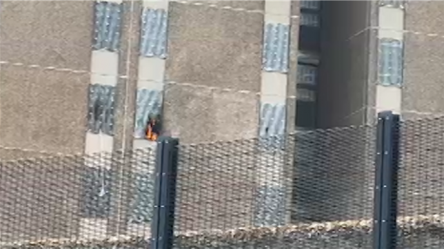 La situation dégénère ce dimanche à la prison de Lantin. Alors qu'une cinquantaine de détenus manifestent depuis la veille 15h30 pour dénoncer les conditions de détention, un incendie s'est déclaré dans une des cellules de l'établissement pénitentiaire.