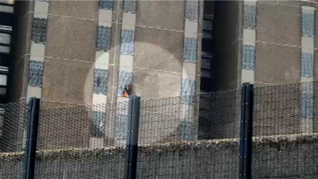 Les détenus de la prison de Lantin manifestent, depuis samedi soir, leur mécontentement contre les conditions de détentions qu’ils qualifient d’« inhumaine ». Ils se trouvent dans le préau de l’établissement pénitentiaire et ne veulent plus remonter dans leur cellule.