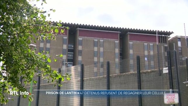 Depuis hier, 47 détenus de la prison de Lantin refusent de rentrer dans les cellules. Ils dénoncent leurs conditions de détention qui sont détériorées depuis l'incendie de mai dernier.