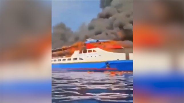 Un ferry indonésien avec environ 280 passagers à son bord, a pris feu au large de l’île Talise.