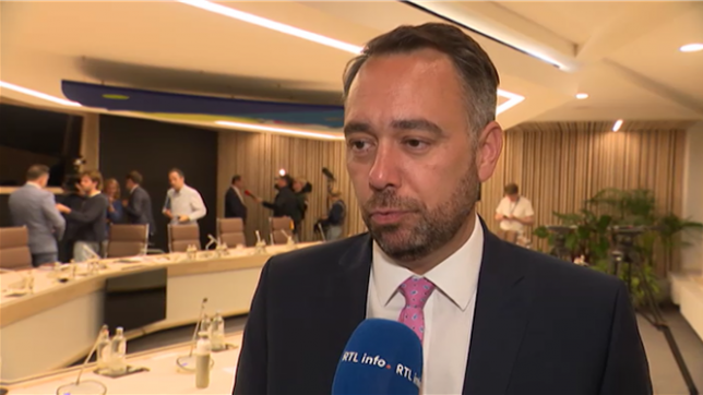 Après une nuit de discussions, le gouvernement fédéral tient son accord de l’été. Vers 4h du matin ce lundi, le Premier ministre et ses cinq vice-Premiers ministres se sont mis d’accord sur les gros dossiers de la législature. Maxime Prévot détaille les grandes lignes de cet accord.