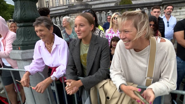 Spectatrices au défilé du 21 juillet