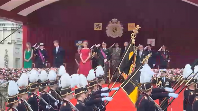 Cette année, le défilé marquait les 80 ans de la fin de la Deuxième Guerre mondiale et le cinquantième anniversaire de la présence des femmes dans l'armée. Les forces vives du pays ont défilé au son de la Musique royale des Guides, l'orchestre de la Défense.   Sont passées par la place des Palais, plusieurs composantes de l'armée dont la cavalerie et la composante Terre. La force aérienne était aussi mobilisée pour cette démonstration. La plupart des militaires avaient une bonne partie du visage couvert afin de ne pas permettre leur identification.