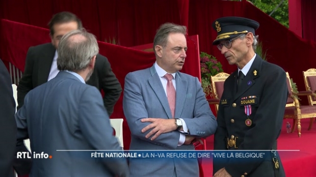 Une première pour Bart De Wever qui assiste et participe à la fête nationale en tant que Premier ministre cette année. Figure de proue du nationalisme flamand, la présence de Bart De Wever n’est pas passée inaperçue.