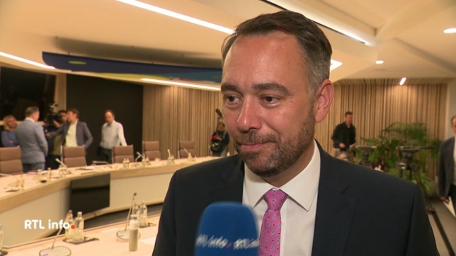 Cette décision de fusion des 6 zones de police de la capitale a divisé les partis lors de la négociation. Les Engagés qui dénonçaient une trahison du ministre de l’Intérieur ont fait volte-face et ont voté pour la fusion endéans quelques conditions.