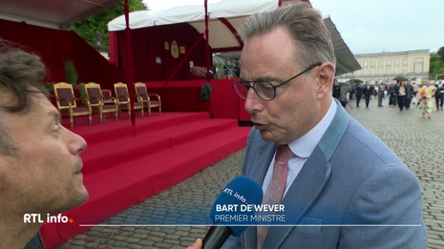 L'interview du Premier ministre Bart De Wever et du Ministre de la Défense Theo Francken, qui ont refusé de dire Vive la Belgique, le jour du défilé militaire et de la fête nationale, passe mal. Et elle ravive les tensions communautaires entre le nord et le sud du pays.