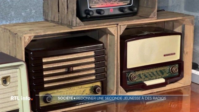 Voici une belle rencontre faite du côté de Carnière, dans la commune hennuyère de Morlanwez. Laurent, un passionné de vintage, offre une seconde jeunesse à de vieilles radios oubliées. Ses restaurations mêlent authenticité et modernité.