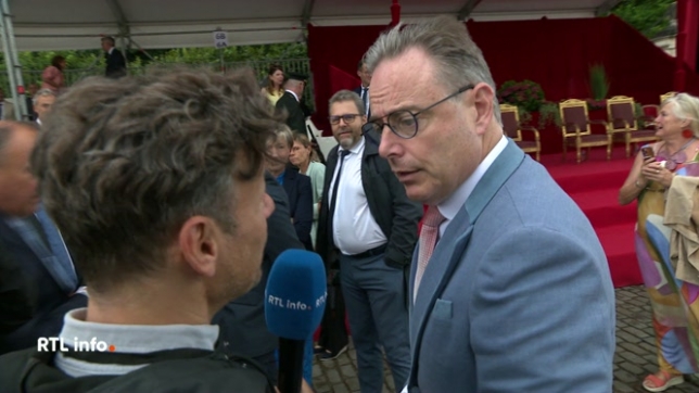 L'interview de Bart De Wever et de Theo Francken, qui ont refusé de dire Vive la Belgique au micro de Loïc Parmentier le jour de fête nationale, suscite son lot de critiques. L'opposition les qualifie d'indignes, et parle d'une faute très grave.