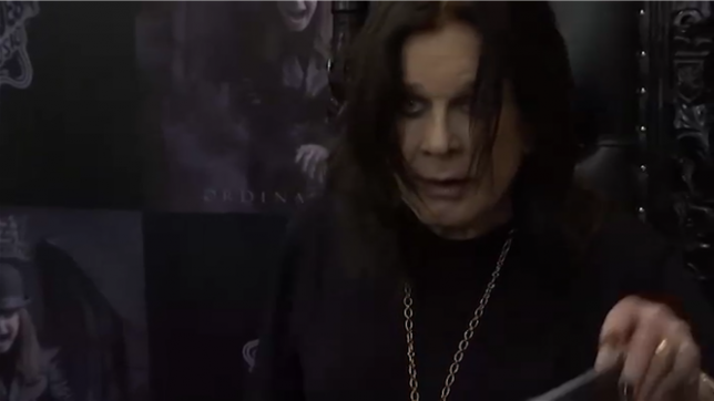 Légende du heavy metal et leader du groupe Black Sabbath, le chanteur britannique Ozzy Osbourne, qui souffrait de la maladie de Parkinson, est mort à l'âge de 76 ans, a annoncé mardi sa famille.