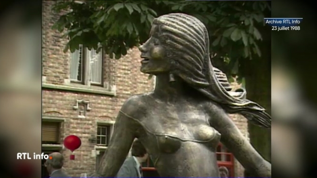 Une statue rendant hommage à la chanson Marieke a été inaugurée à Bruges en présence de France Brel, la fille du chanteur disparu dix ans plus tôt. Si la statue a suscité la polémique, il est normal de célébrer Jacques Brel pour le bourgmestre de Bruges, loin des querelles communautaires.