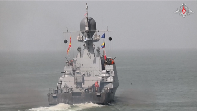 Le ministère russe de la Défense publie des images censées montrer des exercices navals dans les océans Pacifique et Arctique, ainsi que dans les mers Baltique et Caspienne. Dans une déclaration accompagnant les images, le ministère indique que plus de 150 navires de guerre, bateaux et navires de soutien sont impliqués, ainsi que 120 avions et hélicoptères et plus de quinze mille militaires.