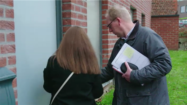 Dans certains cas, les huissiers sont appelés non pas pour expulser, mais pour constater un décès et permettre au propriétaire de récupérer un logement laissé à l’abandon. Le documentaire Huissiers : quand ils frappent à votre porte… dévoile cette facette méconnue du métier.