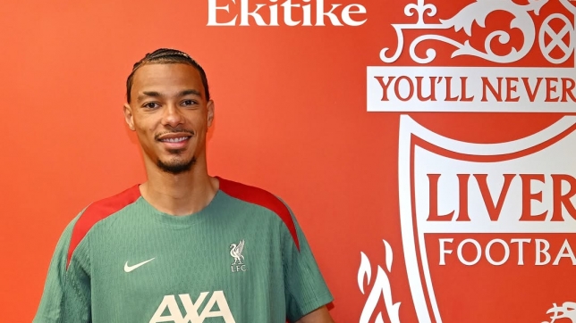 Photo officielle d’Hugo Ekitike avec le maillot de Liverpool