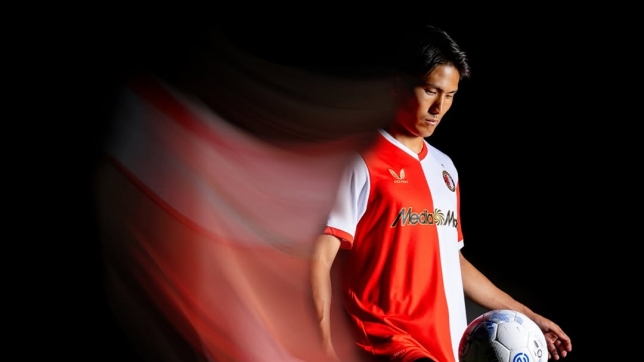Photo officielle de Tsuyoshi Watanabe avec le maillot de Feyenoord