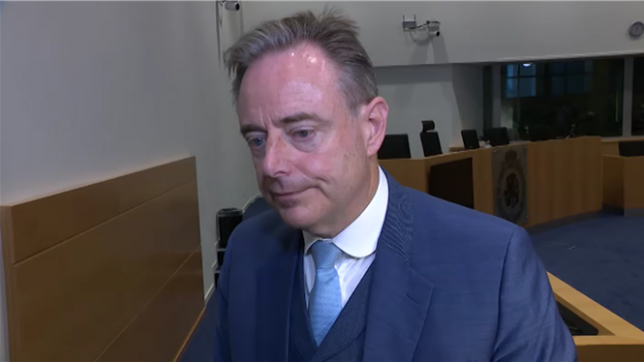 Le Premier ministre Bart De Wever a défendu jeudi les décisions de l'accord de l'été devant le parlement. Il a contesté l'accusation de casse sociale lancée à gauche. Selon lui, ces mesures s'imposent pour sortir le pays de l'inertie.