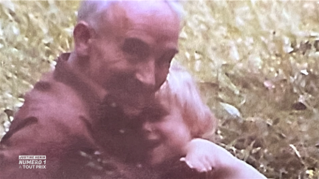 À seulement 19 ans, Justine Henin atteignait sa première finale de Grand Chelem, face à Vénus Williams. Mais derrière cette étape décisive de sa carrière se cache un moment profondément intime : ce même jour, elle perdait son grand-père. Un drame qu’elle ne découvrira qu’après la remise des trophées.