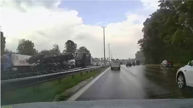 Des kilomètres de files se sont formés sur l’autoroute E40 en direction de Bruxelles après un accident impliquant plusieurs camions.