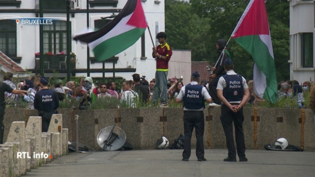 Ils ont fait un maximum de bruit à l'aide de casseroles et autres ustensiles pour dénoncer la famine qui sévit dans la bande de Gaza. Ils ont également brandi des pancartes pour réclamer la fin de la guerre et demandent au gouvernement belge de réagir face à ce drame humain.