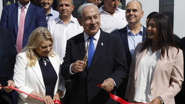 Benjamin Netanyahu avec sa femme Sara et, à droite, la ministre Miri Regev.