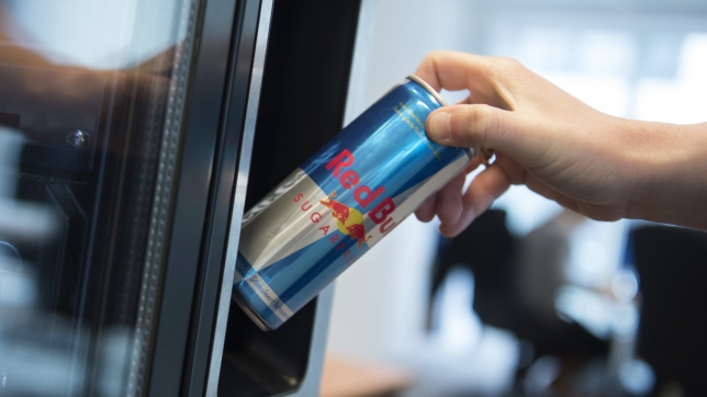 Une cannette de Red Bull, n°1 mondial des boissons énergisantes, déjà disponible en distributeur en 2012 à Bruxelles