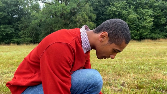 Mathéo Anceau inspectant sa prairie
