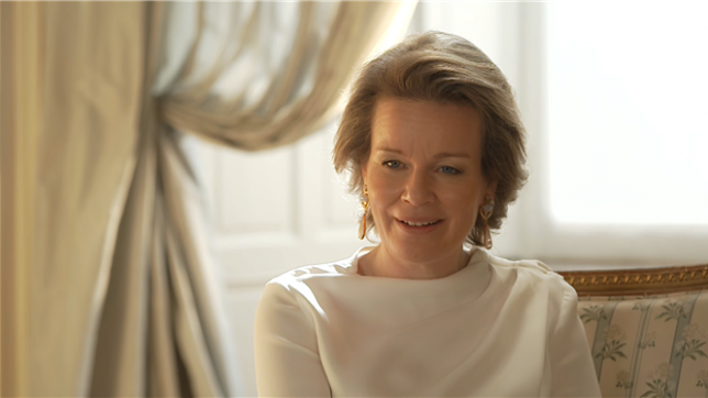 Dans une série d’échanges inédits, la Reine Mathilde parle d’elle comme jamais auparavant. De son enfance en Ardenne à ses voyages humanitaires, de la lecture à ses promenades anonymes avec ses enfants, un portrait sensible d’une souveraine discrète et profondément humaine.