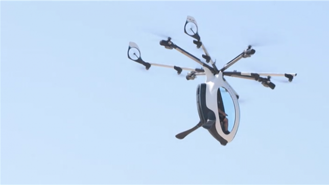 Le AirScooter, sorte de petit hélicoptère piloté par l'inventeur Franky Zapata, décolle pour tenter de traverser la Manche en partant de Sangatte (Pas-de-Calais) jusqu'à Douvres en Angleterre.