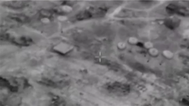 Des images diffusées par l'armée israélienne montrent ce qu'elle présente comme un largage aérien d'aide humanitaire sur la bande de Gaza. Ce largage, réalisé en coordination avec des organisations internationales et sous la direction du COGAT, comprenait sept colis contenant de la farine, du sucre et des conserves, selon la description de l'armée israélienne.