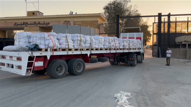 Des camions d'aide humanitaire commencent à entrer dans la bande de Gaza par le point de passage de Rafah, où Israël a déclaré une pause tactique des combats dans certains secteurs pour permettre des livraisons d'aide.