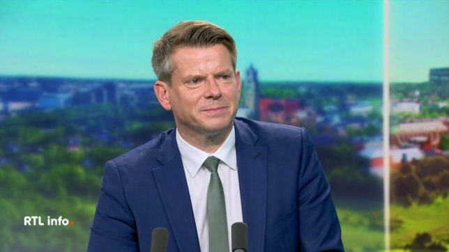 Les prévisions météorologiques de ces prochains jours sont quasiment automnales pour la Belgique. Le météorologue David Dehenauw nous explique pourquoi la pluie, le vent et la fraîcheur se sont installés en Belgique, alors que le sud et l'est de l'Europe étouffent sous un soleil de plomb.