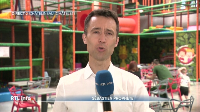 En direct, Sébastien Prophète explique que les plaines de jeux intérieures sont prises d'assaut par les vacanciers, alors que la météo n'est pas au beau fixe.